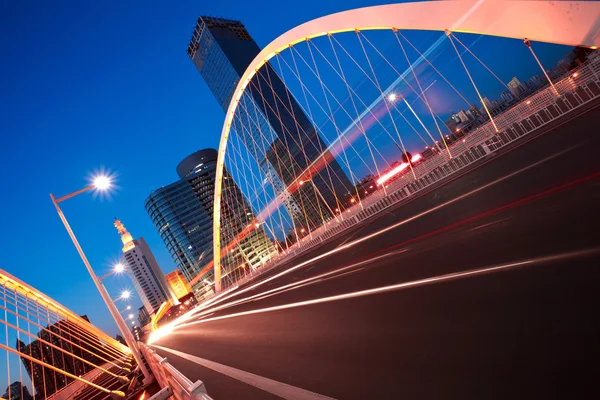 Arc bridge girder highway bil ljus spår staden Nattlandskap — Stockfoto