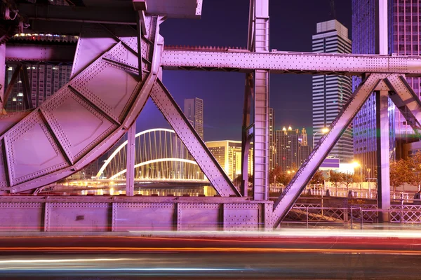 Ponte de aço histórica da noite — Fotografia de Stock