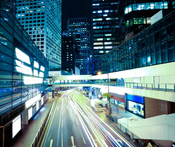 Senderos de luz de carretera en edificios de paisaje urbano en Hong Kong —  Fotos de Stock