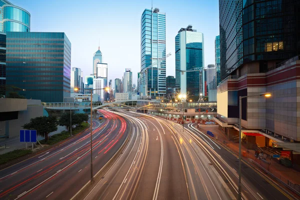 Trilhas de luz rodoviária em edifícios de paisagem urbana em Hong Kong — Fotografia de Stock