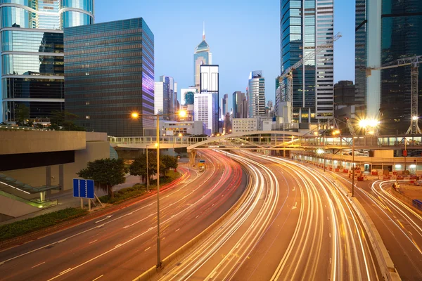 Road lätta spår på streetscape byggnader i Hongkong — Stockfoto