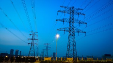 yüksek gerilim elektrik pilon karayolu tarafındaki
