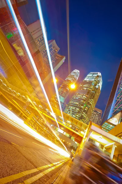 Hong Kong de edifícios de referência modernos fundos luz da estrada tra — Fotografia de Stock