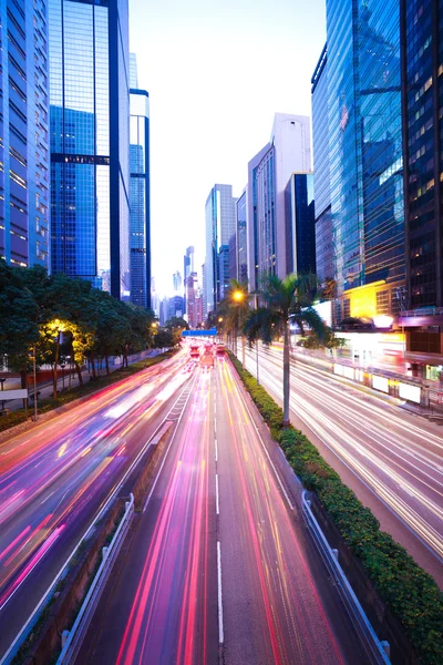 Hong Kong de rodovia com tráfego pesado à noite — Fotografia de Stock