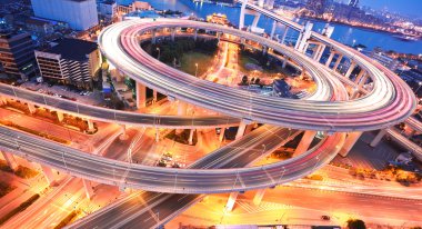 Asya'nın en büyük sarmal Bridge nehirleri arasında kuş görünümü