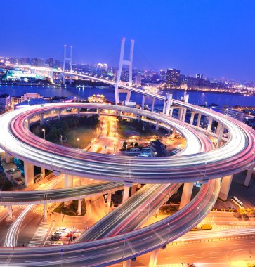 Shanghai Huangpu Nehri içinde sarmal köprüde kuşbakışı göz görünümü o