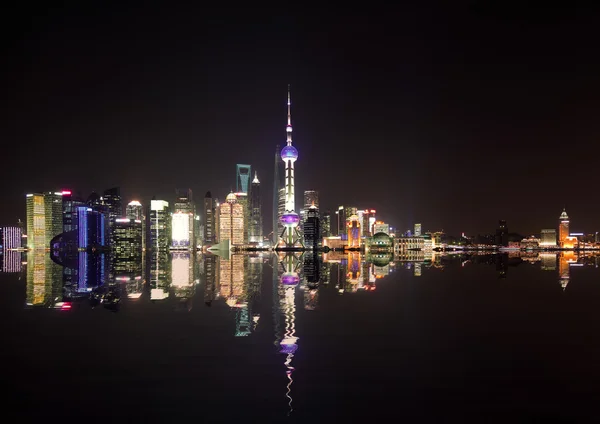 Shanghai skyline 's nachts — Stockfoto