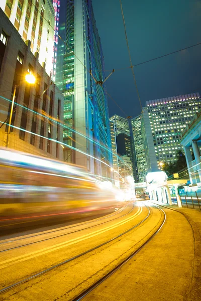 Senderos de luz de carretera en edificios de paisaje urbano fondos en HongKo —  Fotos de Stock