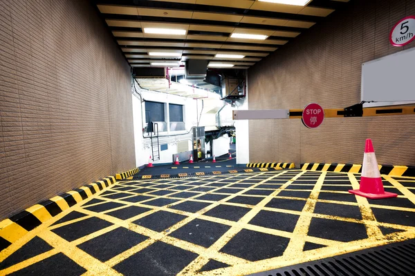 Parkovací garáž podzemní vnitřek žlutý přechod pro chodce — Stock fotografie
