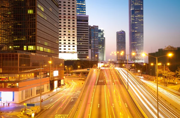 Дорога світло маршрутів по міського пейзажу будівель в Гонконгу — стокове фото