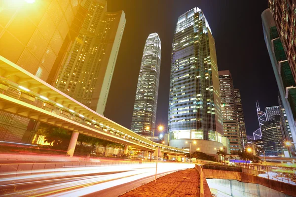 Túneles de carretera senderos de luz en los edificios modernos de la ciudad fondos i —  Fotos de Stock