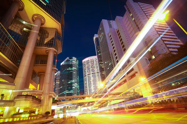 Senderos de luz de carretera en edificios modernos de la ciudad fondos en HongKo —  Fotos de Stock