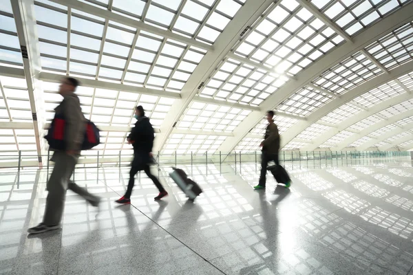 Metro v Pekingu T3 letiště stanice na lidi — Stock fotografie