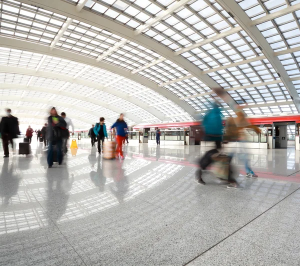 Metro v Pekingu T3 letiště stanice na lidi — Stock fotografie