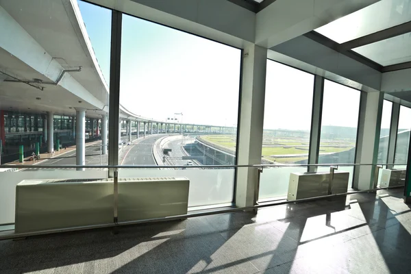 Soleado en las ventanas de oficina de vidrio moderno edificio pasillo interior — Foto de Stock