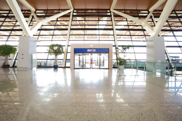 Moderno aeropuerto interior de vidrio pared pasillo ventana y puerta — Foto de Stock