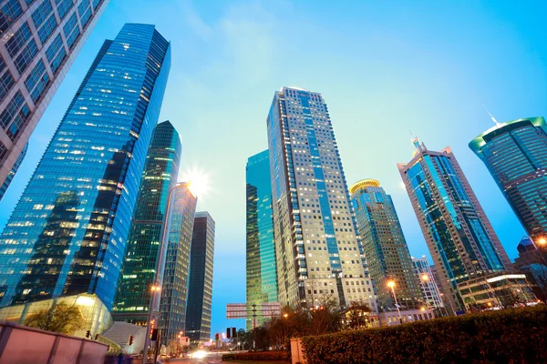 Senderos de luz de carretera en edificios de oficinas de paisaje urbano en Shangai —  Fotos de Stock