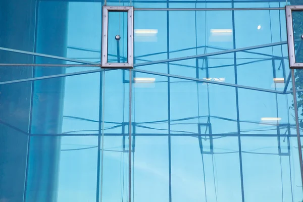 Arquitetura de escritório moderno em fundos de parede de vidro azul — Fotografia de Stock