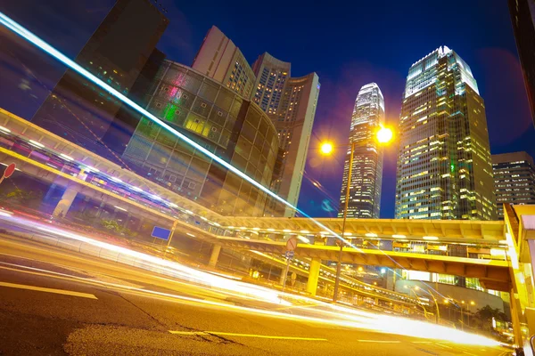 Hongkong av moderna landmärke byggnader bakgrunder road ljus tra — Stockfoto