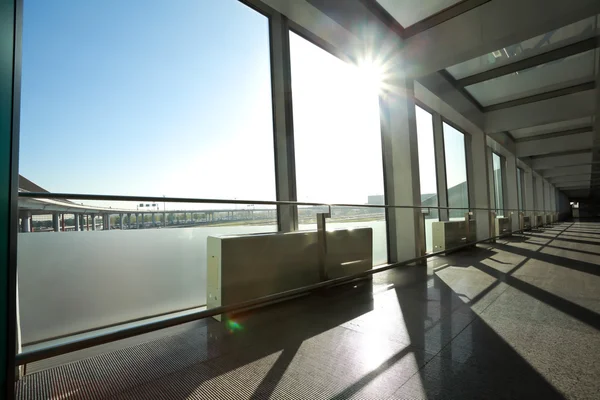 Sunny on modern glass office windows building interior corridor — Stock Photo, Image