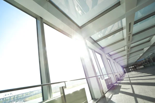 Słoneczny na nowoczesne szkło office windows budynku wewnętrznego korytarza — Zdjęcie stockowe