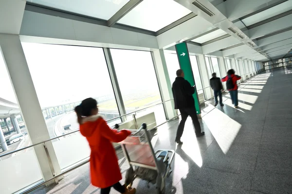 Güneşli windows modern Havaalanı istasyonu koridor insanlarda — Stok fotoğraf