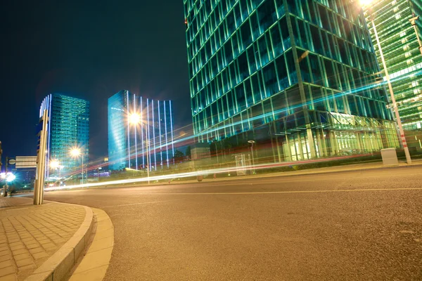 Lekkie szlaków drogowych na biurowce streetscape w Szanghaju — Zdjęcie stockowe