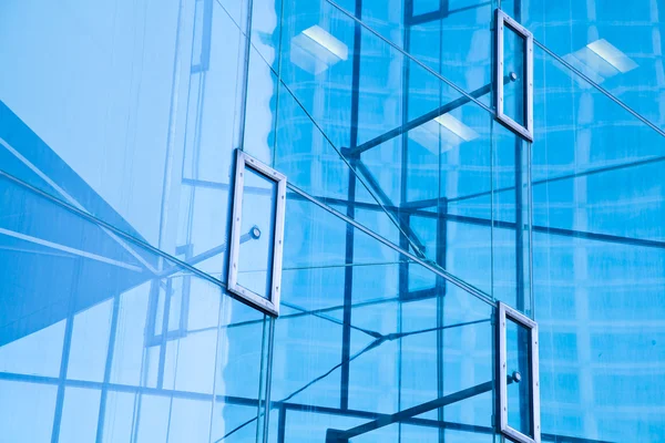 Современная офисная архитектура на фоне синих стеклянных стен — стоковое фото