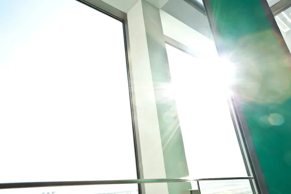Сонячно на сучасних скляних офісних вікнах інтер'єр коридору — стокове фото