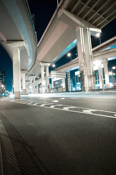 城市的夜景，路高架桥夜晚 — 图库照片