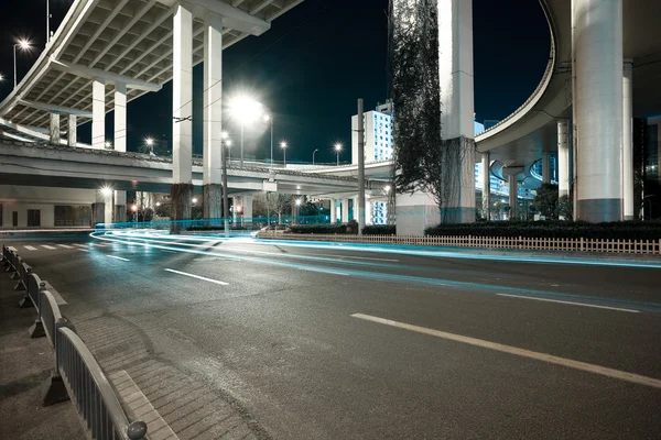 Cidade estrada viaduto noite de noite cena — Fotografia de Stock