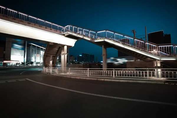 밤의 도시 인 도교 및도 교차점 — 스톡 사진