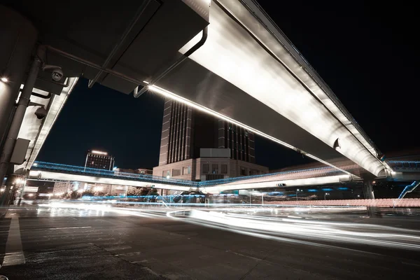Городской пешеходный мост и пересечение дорог ночной сцены — стоковое фото