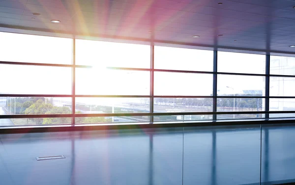 Janela corredor de parede de vidro interior do aeroporto moderno — Fotografia de Stock