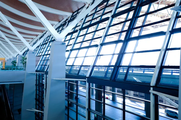 Moderno aeropuerto interior vidrio pared pasillo ventana — Foto de Stock