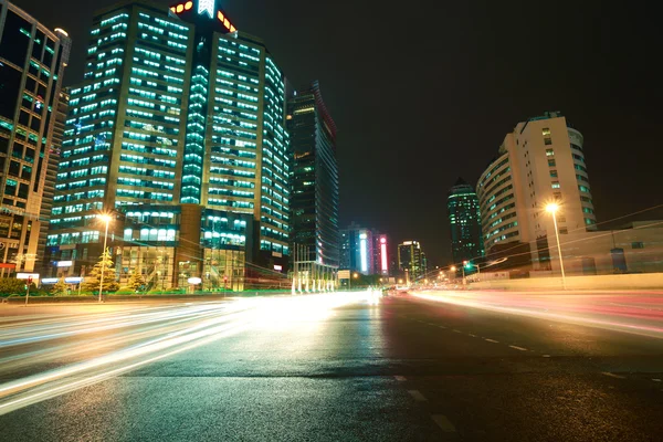 Senderos de luz de carretera en edificios de oficinas de paisaje urbano en Shangai —  Fotos de Stock