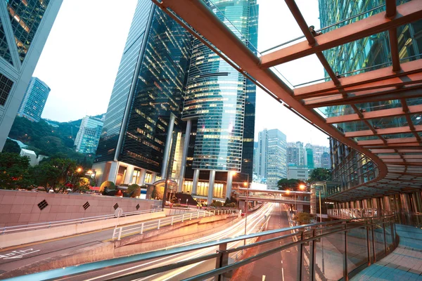 Hongkong von Straßenbeleuchtungswegen an Gebäuden im Straßenbild — Stockfoto