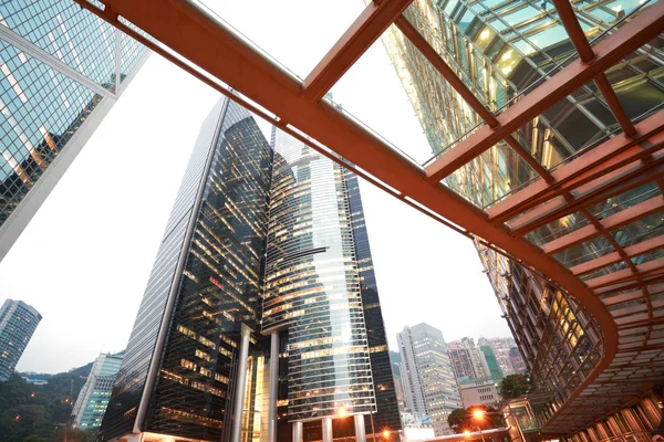 Hongkong road ljusets spår på streetscape byggnader — Stockfoto