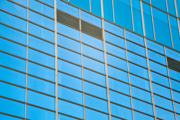 Arquitectura moderna de oficina en fondos de pared de vidrio azul — Foto de Stock