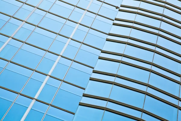 青いガラスの壁の背景で近代的なオフィス建築 — ストック写真