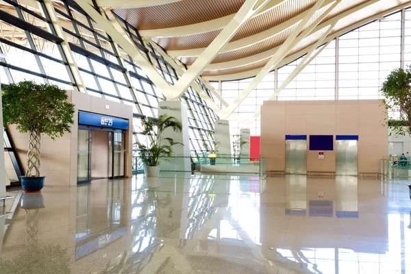 Moderno aeropuerto interior vidrio pared pasillo ventana — Foto de Stock