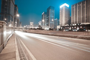 Şehri sokak sahne ve gece sahne yol bina