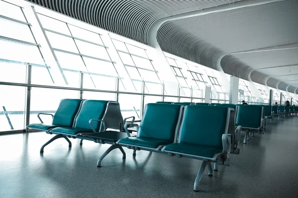 Французькі вікна терміналу аеропорту стільці — стокове фото