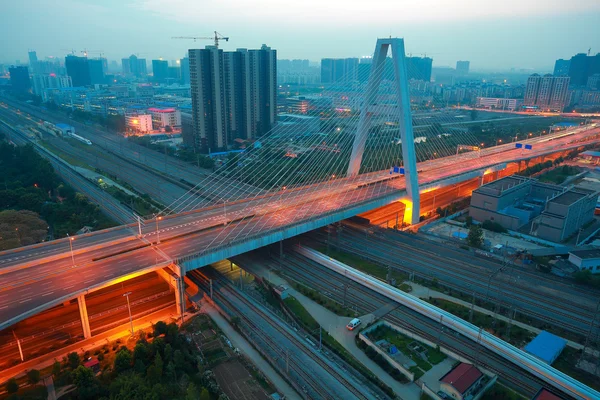 Vista aérea da cidade viaduto estrada noite cena — Fotografia de Stock