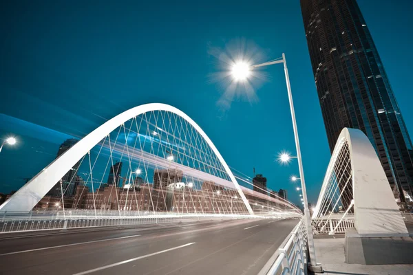 Arc bridge girder highway car light trails city night landscape — Stock Photo, Image