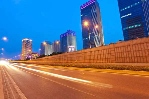 Cidade edifício rua cena e estrada túnel de cena noturna — Fotografia de Stock