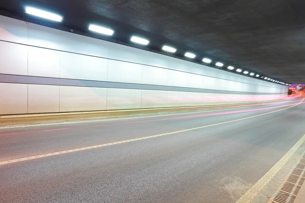 城市公路隧道的夜景 — 图库照片