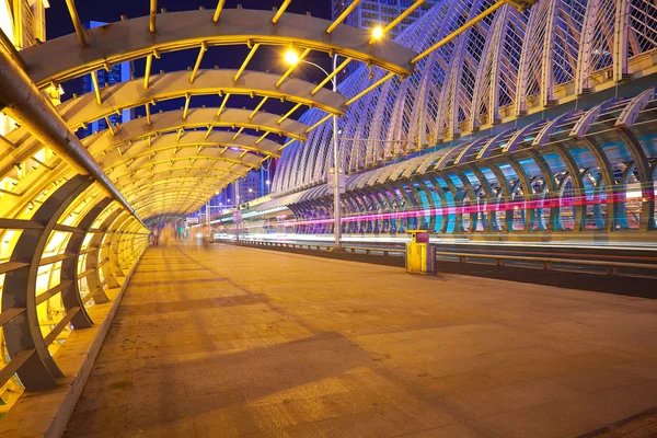 Eisenbrücke der Stadtstraße in der Nacht — Stockfoto