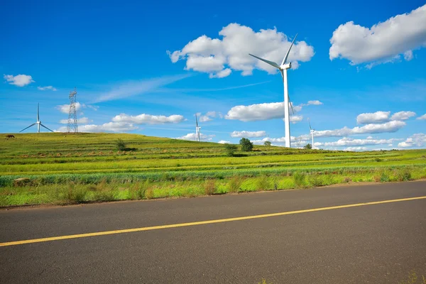 Gerador de energia eólica ecológica nas pastagens — Fotografia de Stock