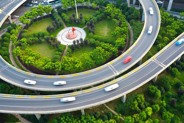 Cidade viaduto ponte estrada paisagem . — Fotografia de Stock